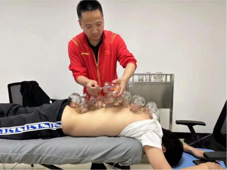 【人民日报】火罐、针灸…奥运会中国首金背后的中医师